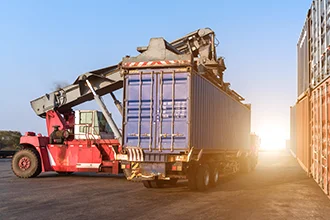 Foto Pré stacking container vazio