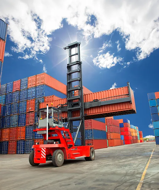 Foto Pré-stacking container vazio
